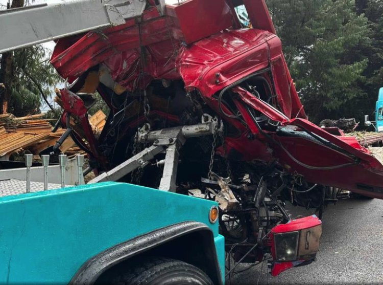 Tráiler queda destrozado tras impactarse en la autopista México-Cuernavaca