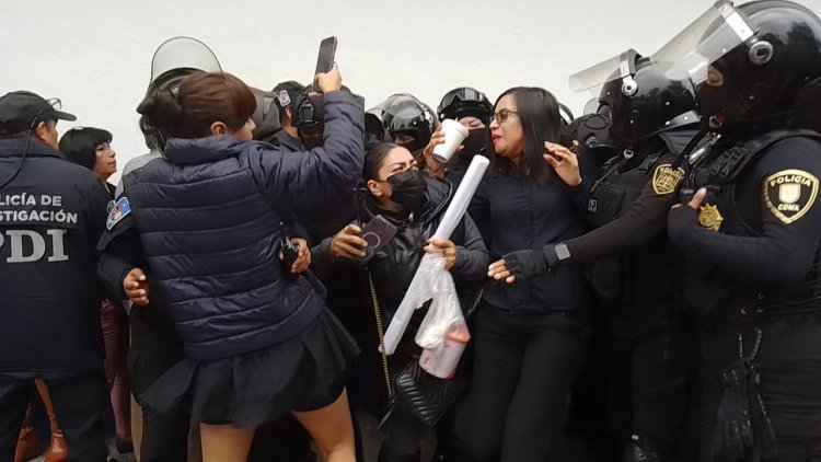 Denuncian agresiones de policías durante manifestación pacífica en la CDMX