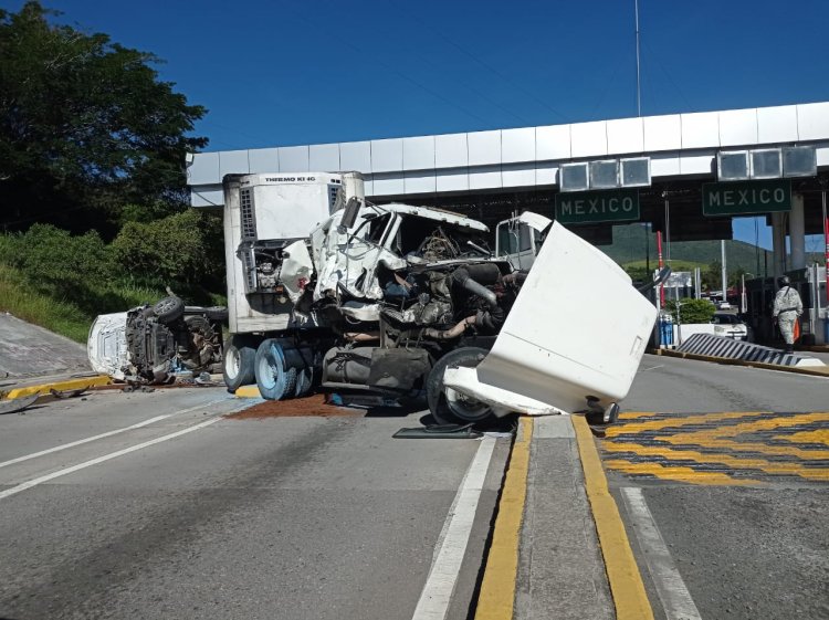 Tráiler se impacta contra caseta y deja tres heridos en la Autopista del Sol