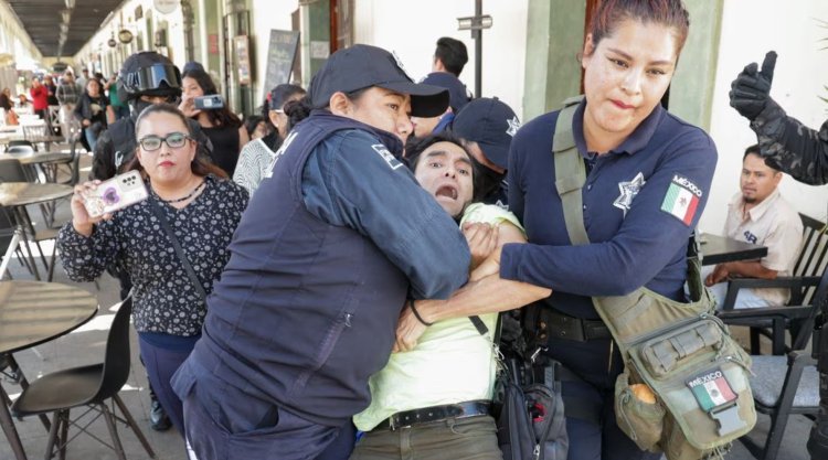 Detienen a reportero y reprimen a manifestantes en informe de Paola Angon