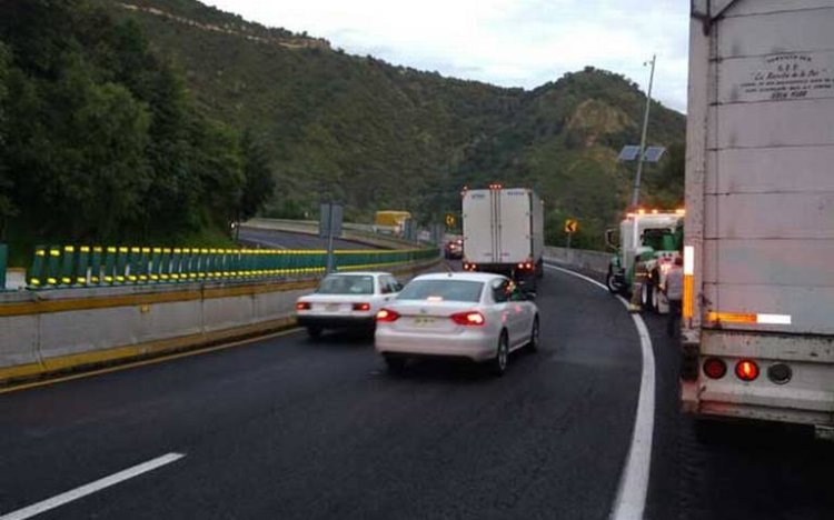 Abandonan cuerpo con huellas de tortura en zanja de la México-Cuernavaca