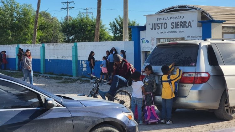 Padres de familia cierran vialidad por falta de atención a escuela