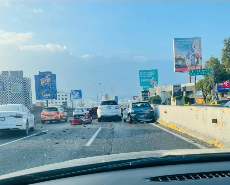 Carambola cerca de las Torres de Satélite dificulta el transito en el EDOMEX