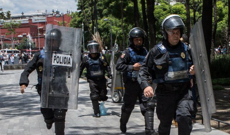 Granaderos adquieren extintores para reprimir protestas