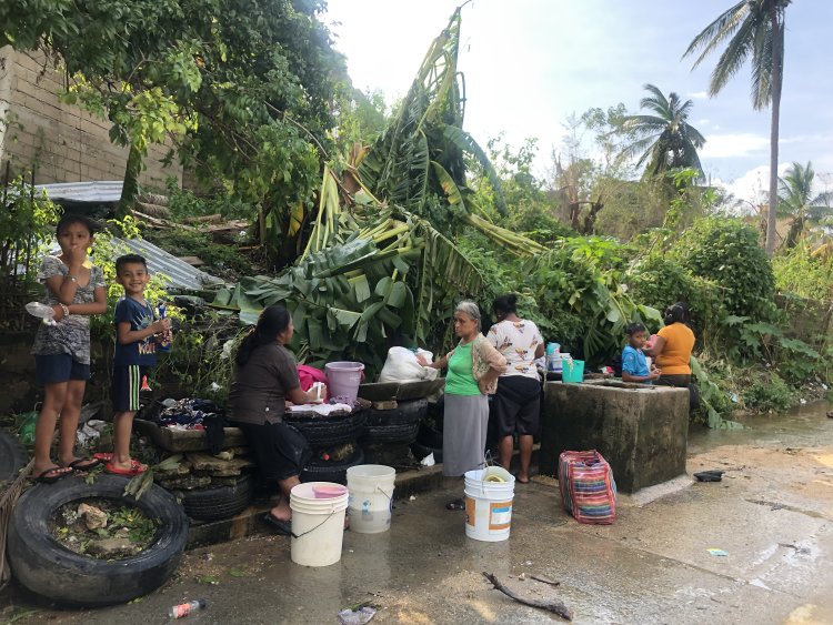 Continúan desamparados vecinos de la colonias periféricas de Acapulco tras Otis