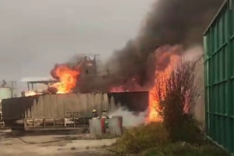 Reportan incendio en contenedor de combustible en Acolman, Edomex