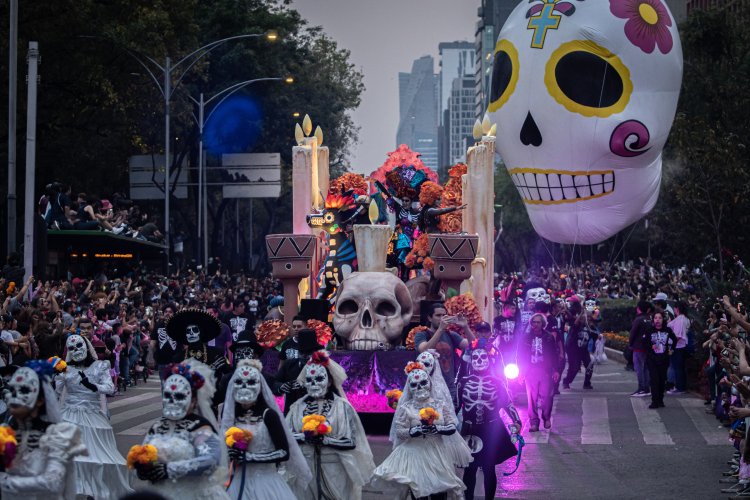 Cerrarán estaciones del Metro y Metrobús por Desfile de Día de Muertos 2023