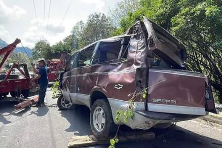 Tras volcadura de camionera con peregrinos en Chalma fallece un niño