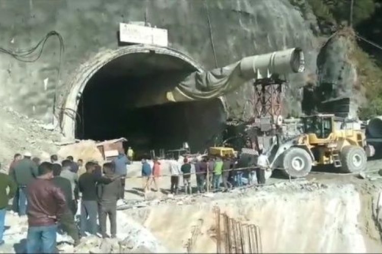 Al menos 40 obreros quedaron atrapados en colapso de túnel en la India