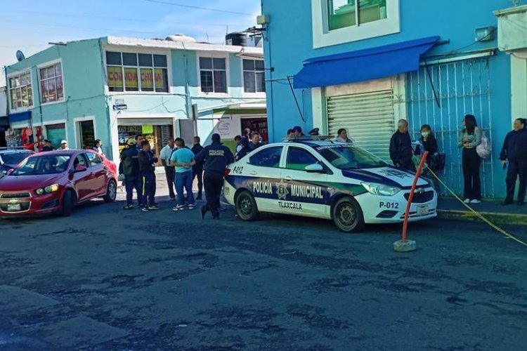 Policías desalojan por la fuerza a 80 ambulantes en Tlaxcala