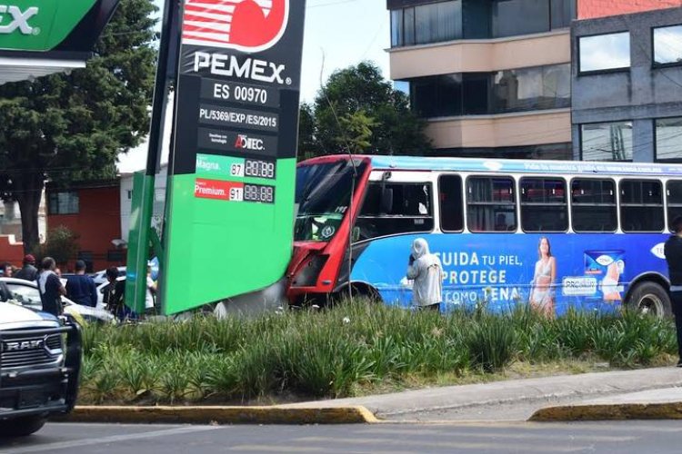 Transporte público provoca choque múltiple en calles de Toluca, Edomex