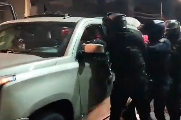 Elementos de la policía de la SSC rompieron vidrios de camioneta para arrestar a hombres