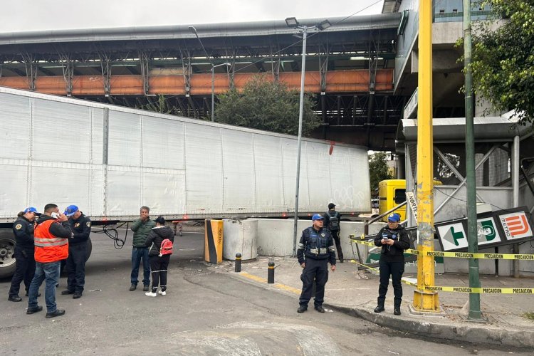 Tráiler se atora en estación del Metro CDMX al intentar dar una vuelta