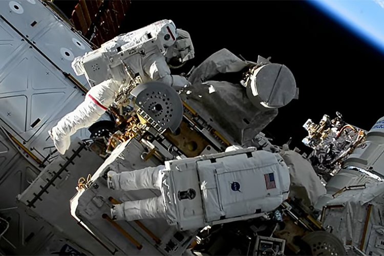 Astronautas perdieron bolsa de herramientas y ahora orbita la Tierra