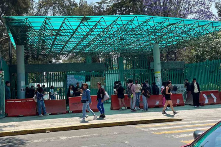 Trabajadores del Colegio de Bachilleres de la CDMX entran en huelga en todos los planteles