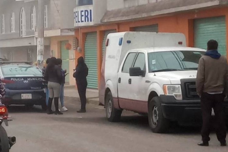 Motociclista muere al impactarse con negocio en Toluca, Edomex