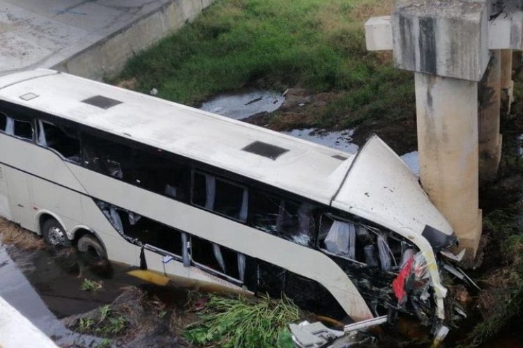 Murieron 12 personas tras caída de un autobús en Acayucan, Veracruz