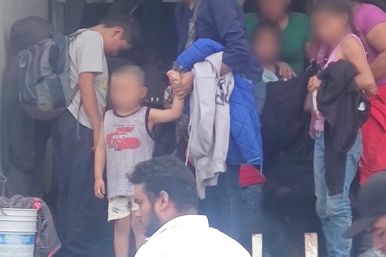 Encuentran a 215 migrantes que viajaban en un tráiler en Veracruz