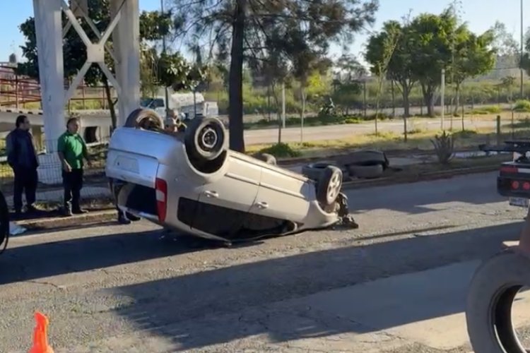Volcadura de auto en límites de Ecatepec y Nezahualcóyotl provoca caos vial