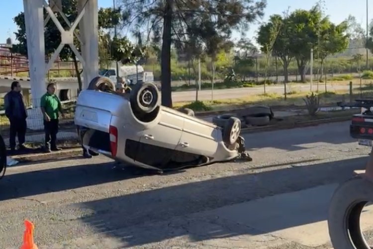 Volcadura de auto en límites de Ecatepec y Nezahualcóyotl provoca caos vial