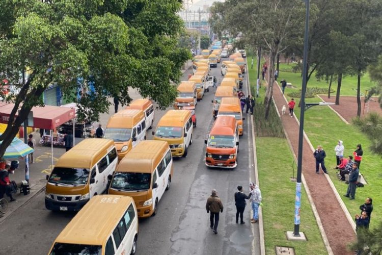 Operadores de transporte público bloquean y provocan caos vial en calzada Zaragoza, CDMX