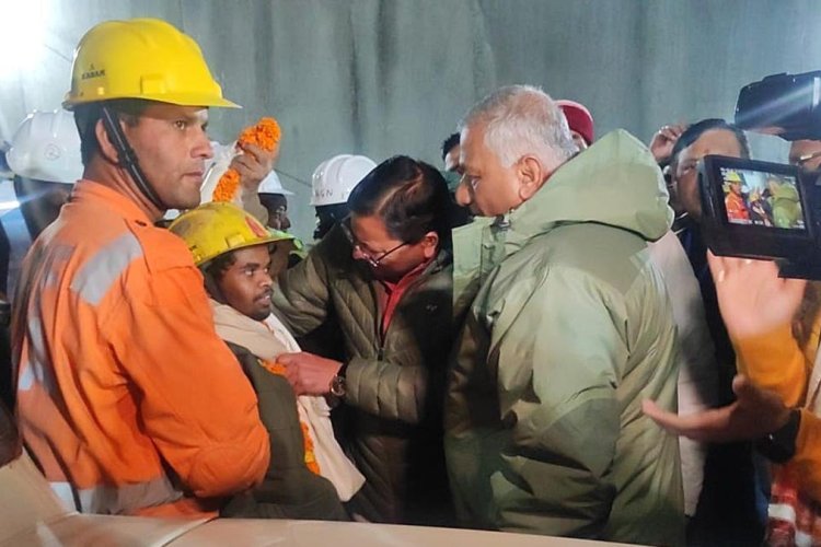 Luego de 400 horas logran rescatar a obreros atrapados al norte de la India