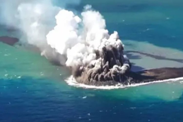 Isla que se formó tras la erupción de un volcán submarino continúan creciendo