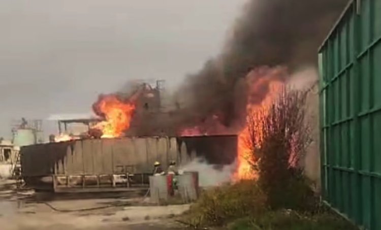 Reportan incendio en contenedor de combustible en Acolman, Edomex