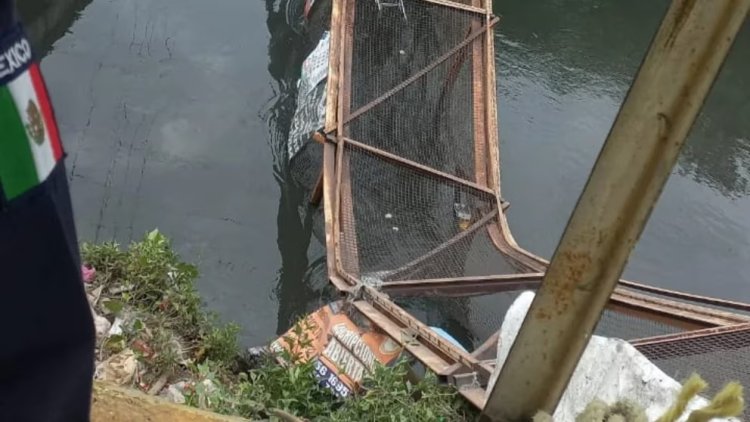 Cae puente peatonal en los límites de Nezahualcóyotl y Chimalhuacán