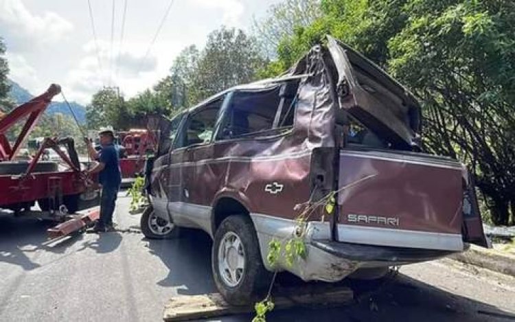 Tras volcadura de camionera con peregrinos en Chalma fallece un niño