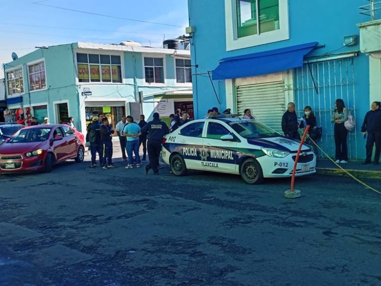 Policías desalojan por la fuerza a 80 ambulantes en Tlaxcala