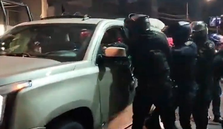 Elementos de la policía de la SSC rompieron vidrios de camioneta para arrestar a hombres