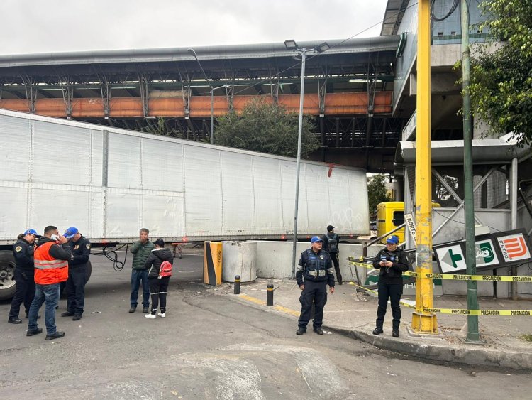 Tráiler se atora en estación del Metro CDMX al intentar dar una vuelta