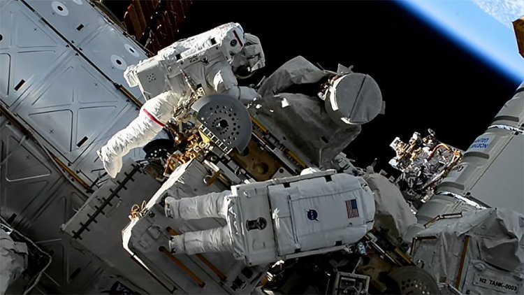 Astronautas perdieron bolsa de herramientas y ahora orbita la Tierra