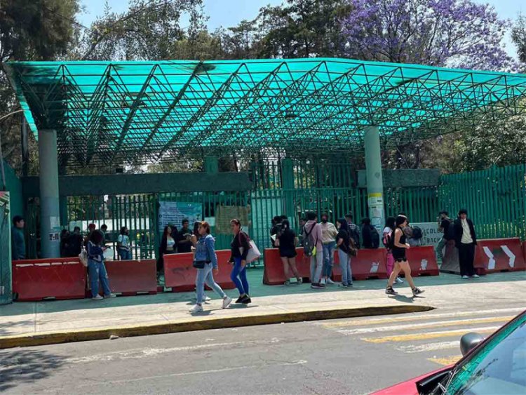Trabajadores del Colegio de Bachilleres de la CDMX entran en huelga en todos los planteles