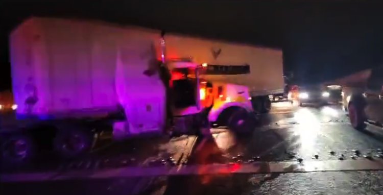 Tráiler choca en la México-Puebla ocasiona caos vial; presuntamente el conductor se habría quedado dormido