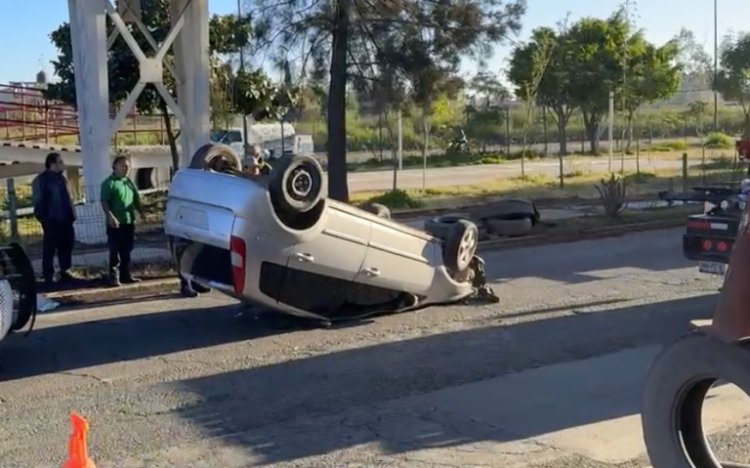 Volcadura de auto en límites de Ecatepec y Nezahualcóyotl provoca caos vial