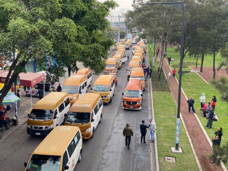 Operadores de transporte público bloquean y provocan caos vial en calzada Zaragoza, CDMX