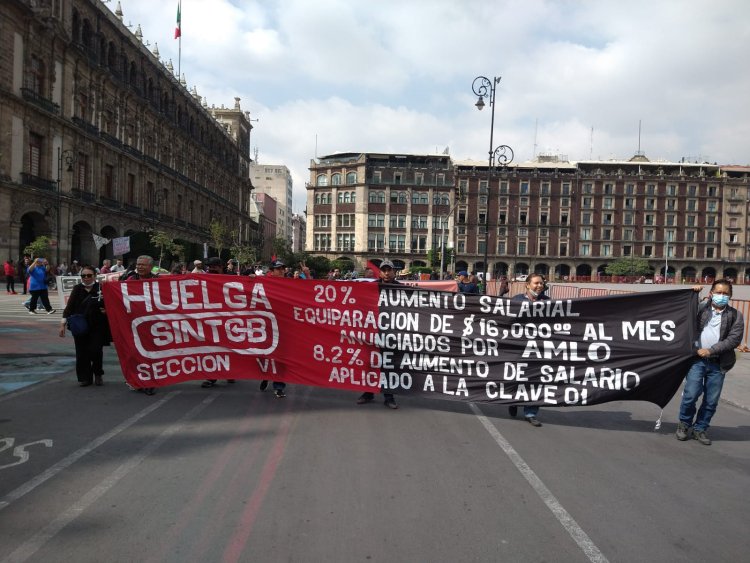 Huelguistas del Colegio de Bachilleres realizan marcha en el centro de la CDMX