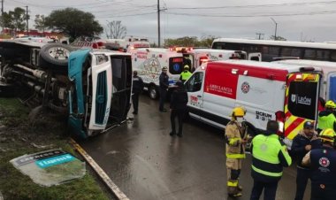 Al menos 30 personas heridas deja volcadura de camión de pasajeros en León, Guanajuato