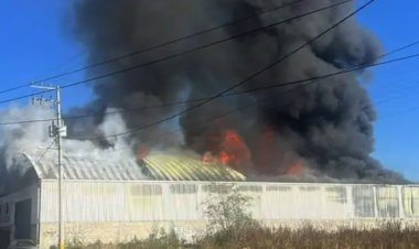 Se registra incendio en bodega de unicel en Tepotzotlán, Edomex