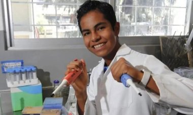 Niño de 13 años recibe título como licenciado Químico Farmacéutico Biólogo de la UdeG