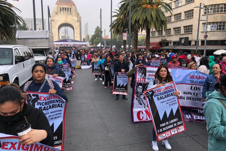 Maestros de la CDMX marchan para exigir aumento salarial prometido por AMLO