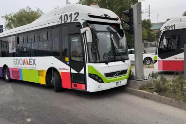 Unidad del Mexibús choca con semáforo por presunta falla mecánica en Ecatepec, Edomex