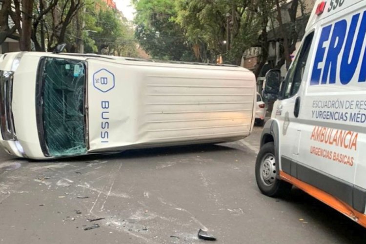 Camioneta vuelca luego de chocar con otro auto en la colonia Roma, CDMX