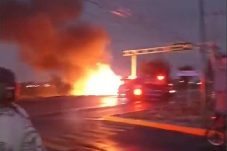 Tras choque reportan incendio de tráiler en carretera Texcoco-Lechería