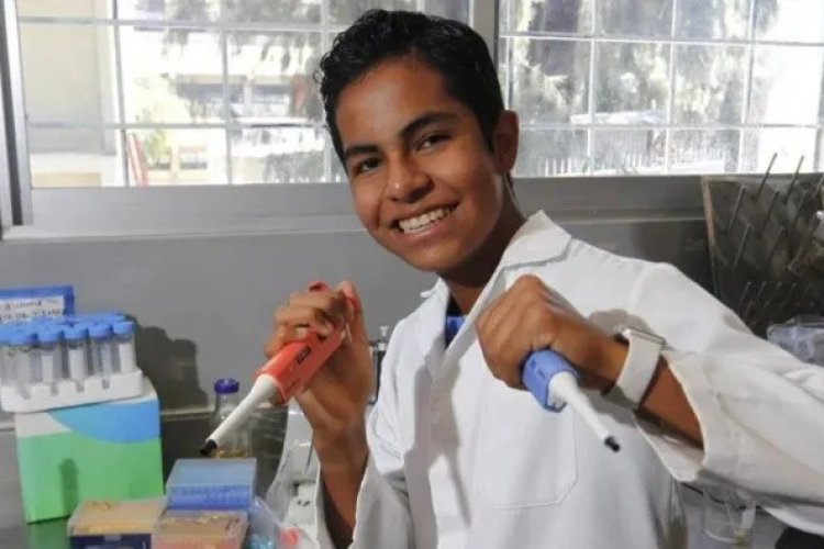 Niño de 13 años recibe título como licenciado Químico Farmacéutico Biólogo de la UdeG