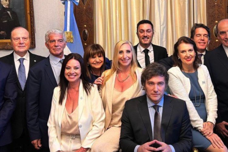 Gobierno de Argentina encara recorte del gasto público y revisión de contratos
