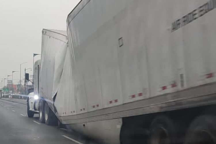 Caja de tráiler se parte en dos sobre la Calzada Zaragoza en la CDMX