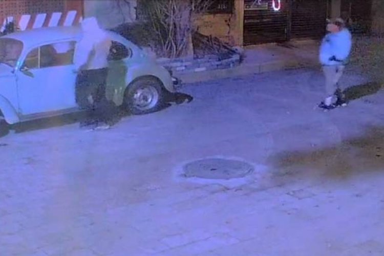 Grabaron a sujetos robando un auto en Valle de Chalco